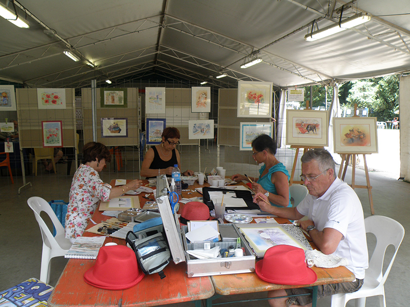 Personnes peignant à l'aquarelle à la fête de la CMCAS 2014